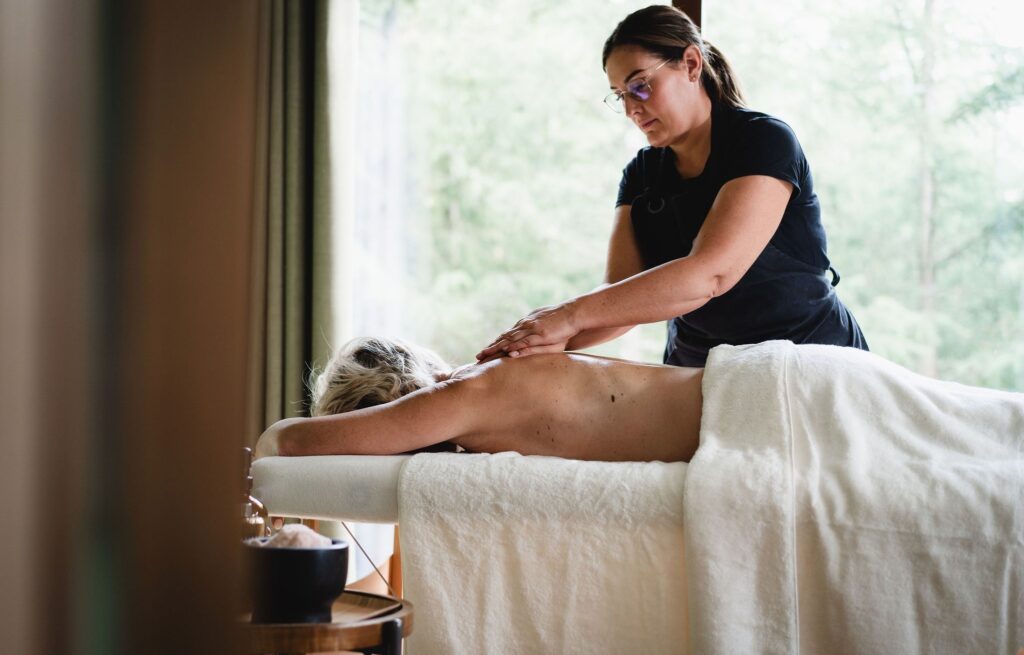 Back And Shoulder Massage 1 1024x655